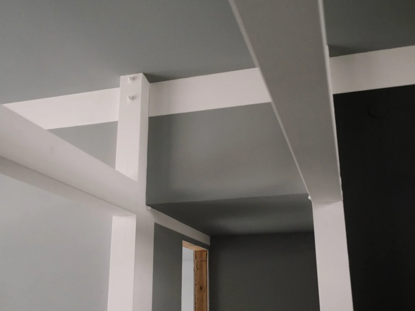 Finished white beam and ceiling line, corners run straight